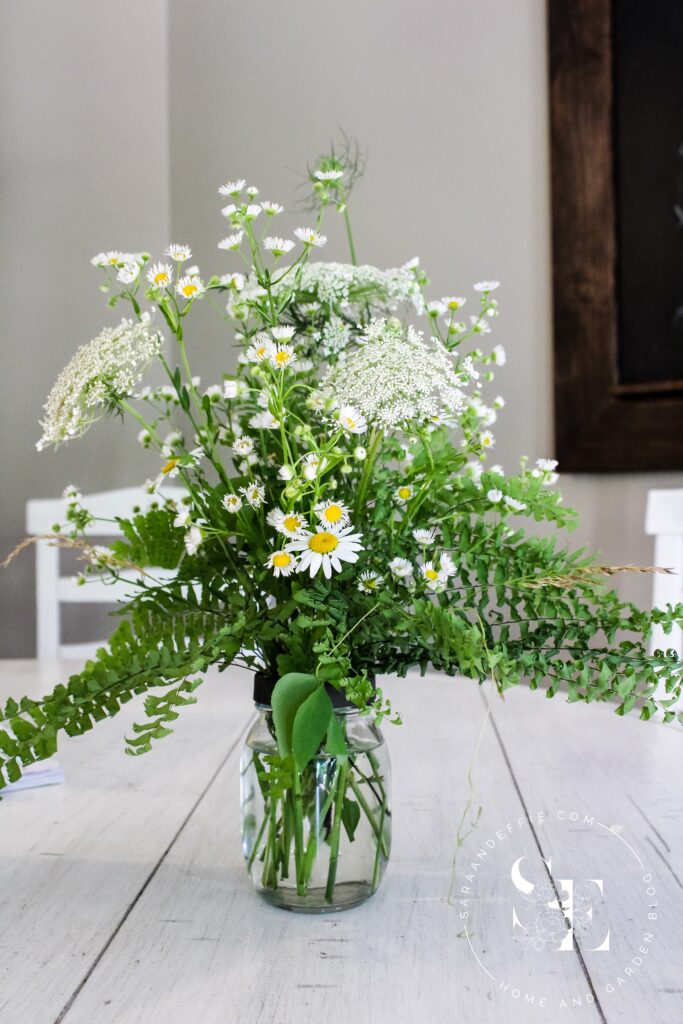 CREATE A PRETTY WILDFLOWER ARRANGEMENT - Sara and Effie